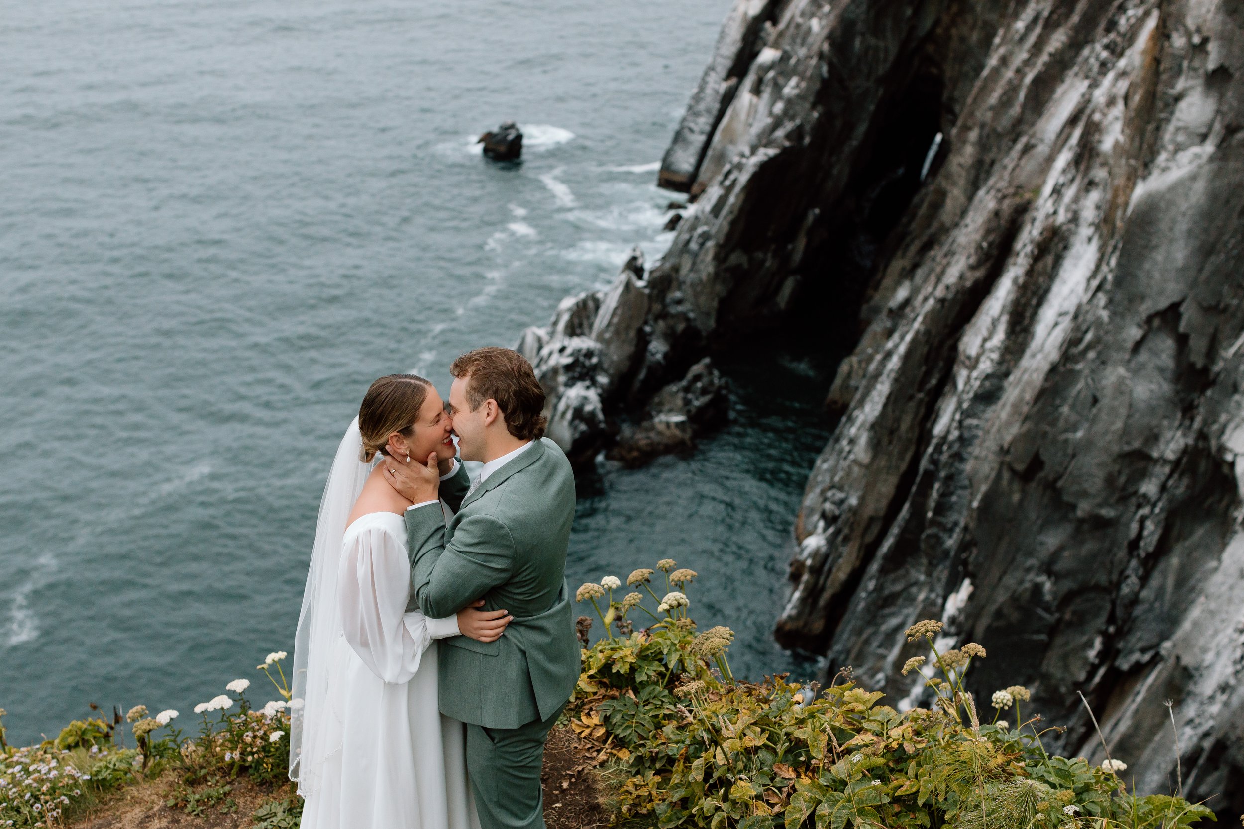 Oregon coast cliffside elopement