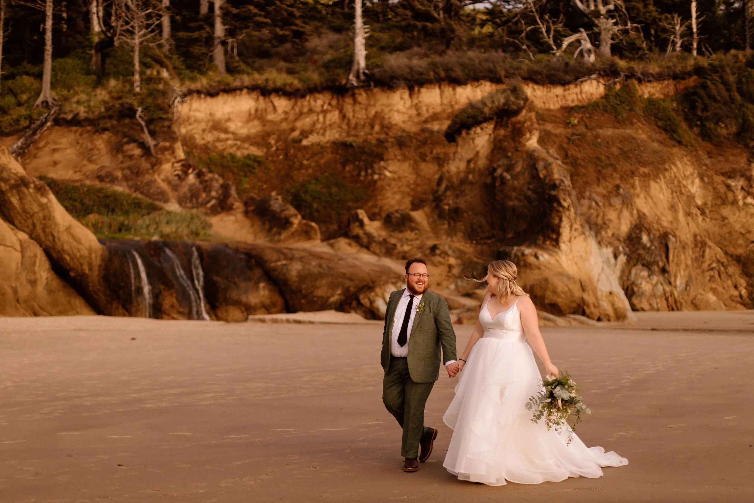 Couple eloping at the Oregon coast