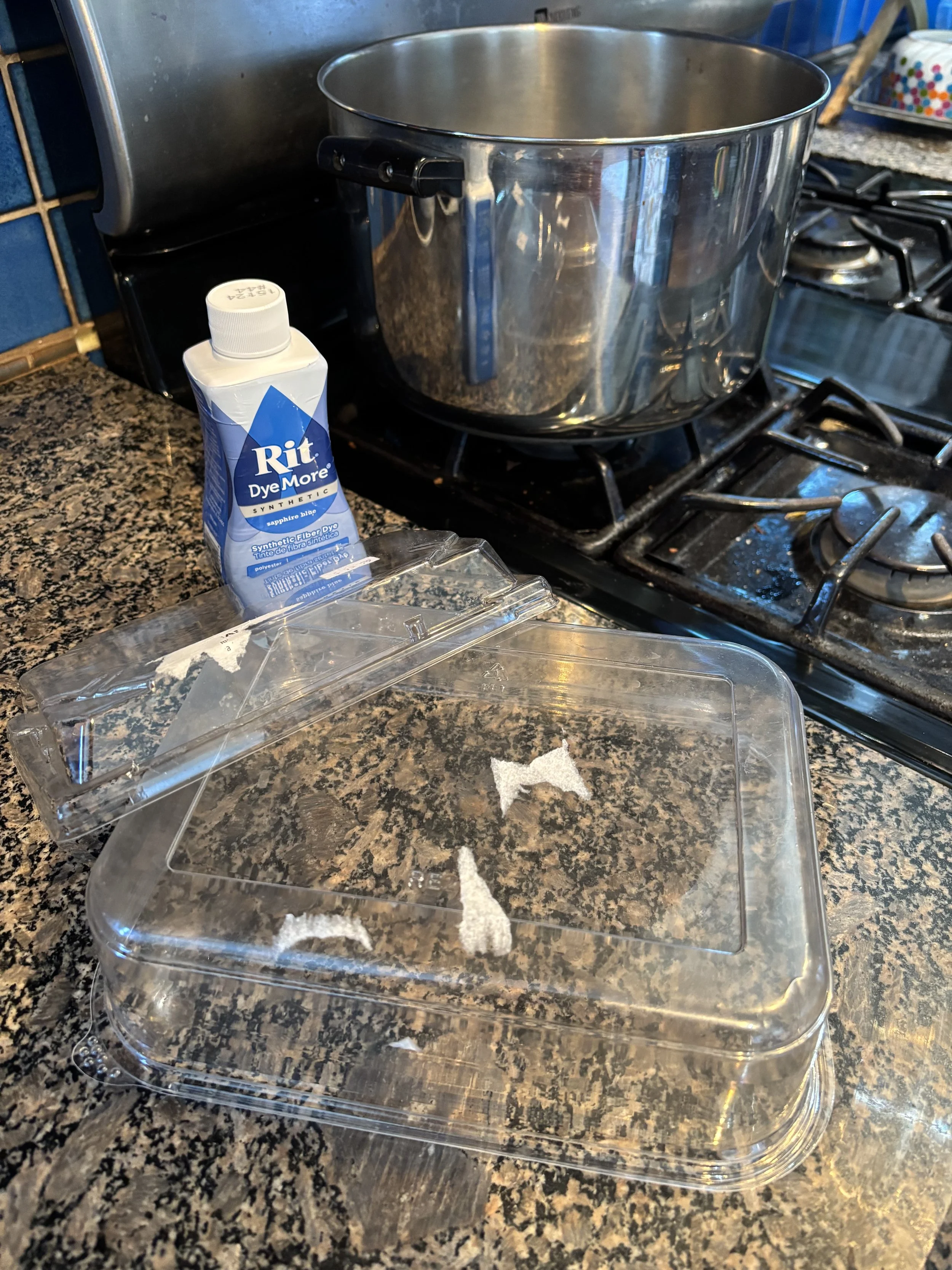 Dye single use plastic food containers