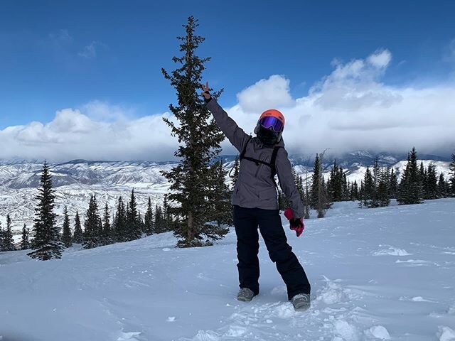 Live your life to the fullest ! Sunday Funday. Reminiscing about my snow adventures .
.
.
#aspensnowmass #aspen #aspencolorado #thelongshot #dentistfun #faceMask #pow #girlswhosnowboard #blenderseyewear @blenderseyewear #frigid