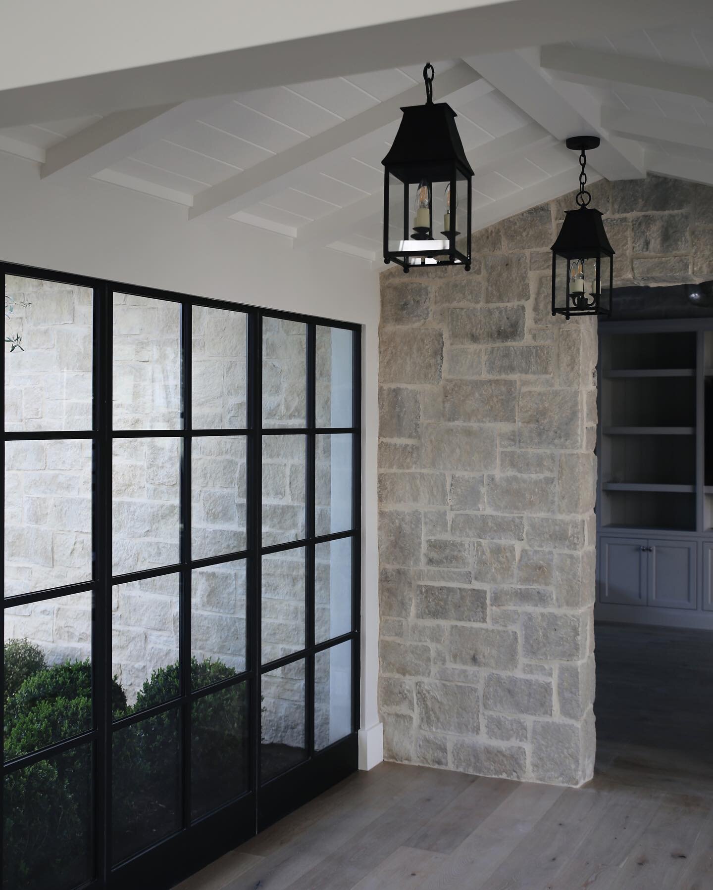 Timeless entry at our Blue Key project setting the perfect tone for the rest of the home

Build @devcohomes 
Interiors @kellynuttdesign 
Architect @forest_studio 

Shot by @annnagex

#entry #residentialdesign #customhomes #architecturaldesign #beauti