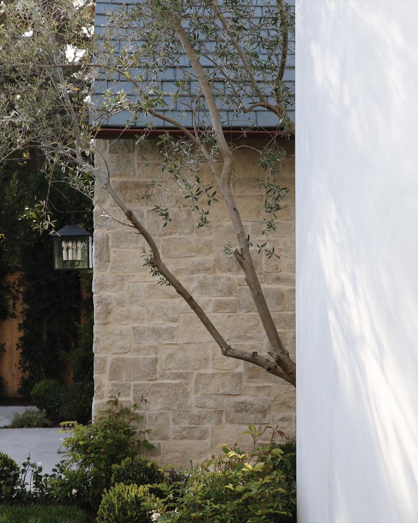 Timeless details. Love this color palette

Build @devcohomes 
Interiors @kellynuttdesign 
Architect @forest_studio 
Landscaping @gardenstudiodesign 

Shot by @annnagex 

#residentialdesign #customhomes #landscapedesign #gardendesign #architecturaldes