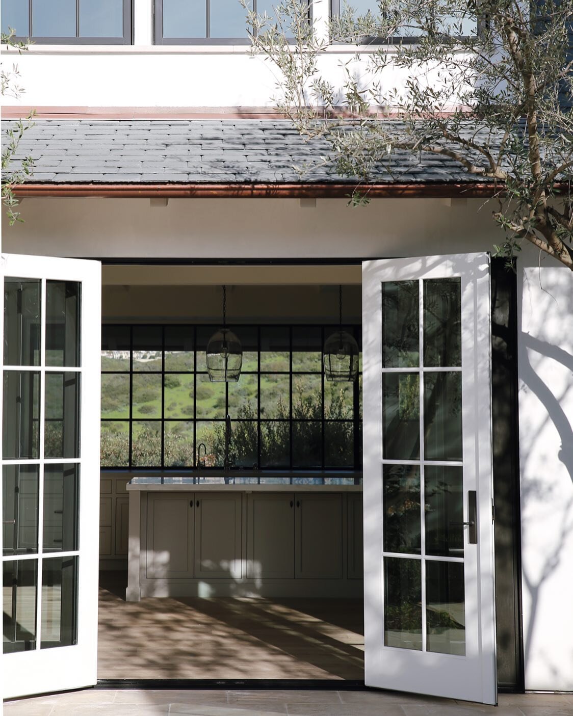 A kitchen &amp; canyon view from the courtyard. Beautiful design

Build @devcohomes 
Interiors @kellynuttdesign 
Architect @forest_studio 
Landscaping @gardenstudiodesign 

Shot by @annnagex

#bluekey #residentialdesign #architecture #customhomes #be