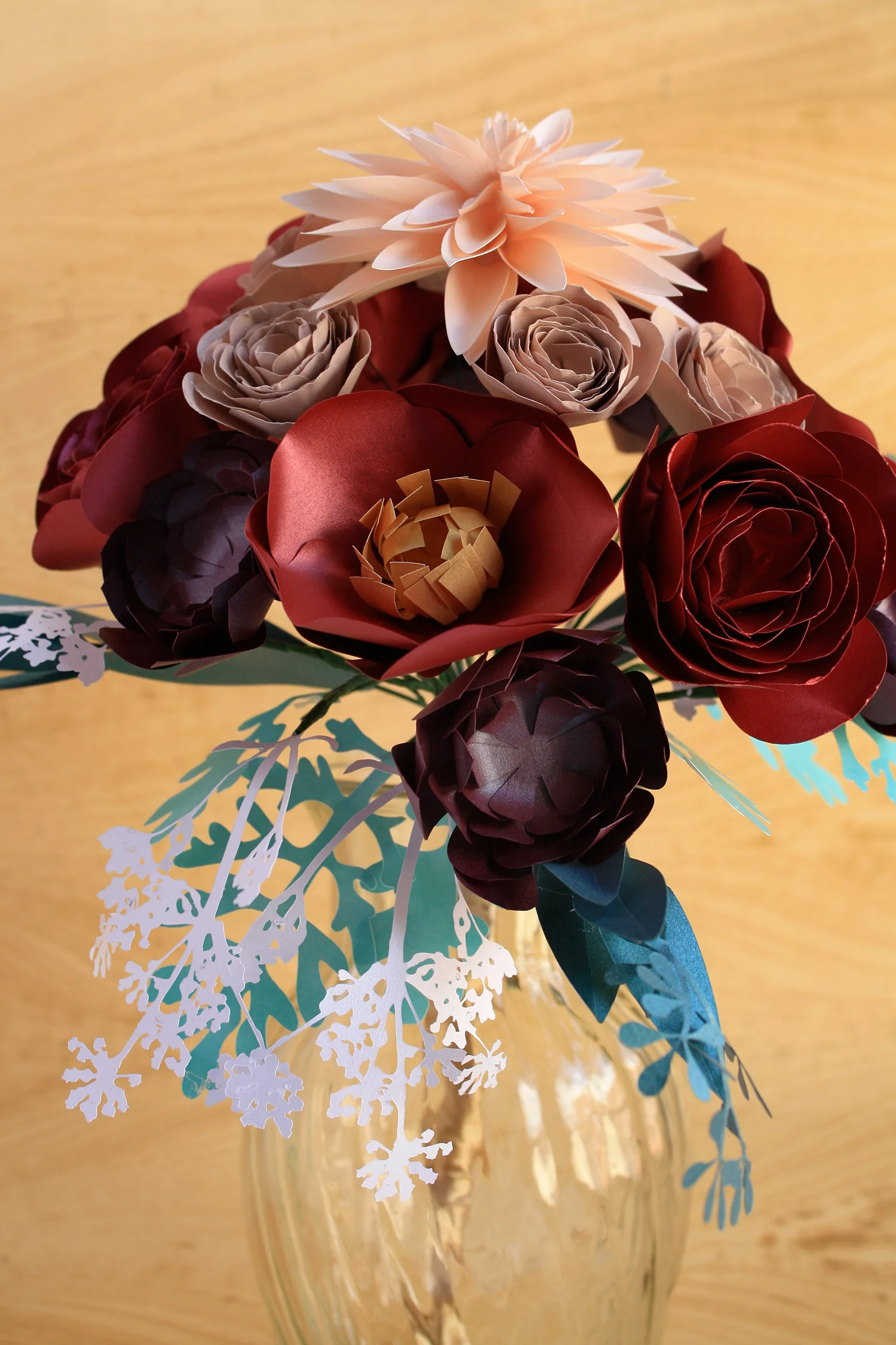large-bouquet-in-vase-close-up-view.jpg
