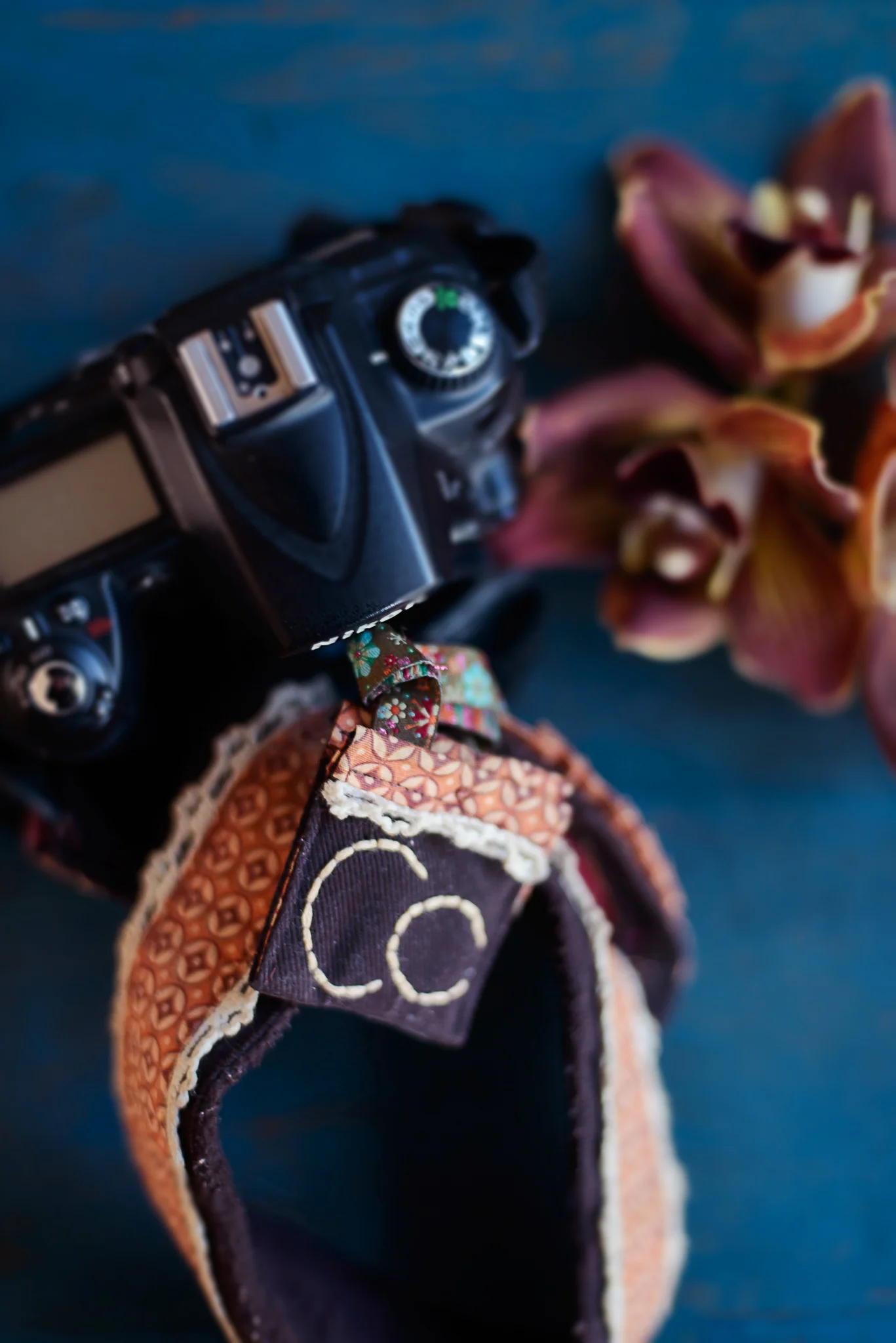 lifestyle-photographer-hills-district-camera-and-flowers-flatlay