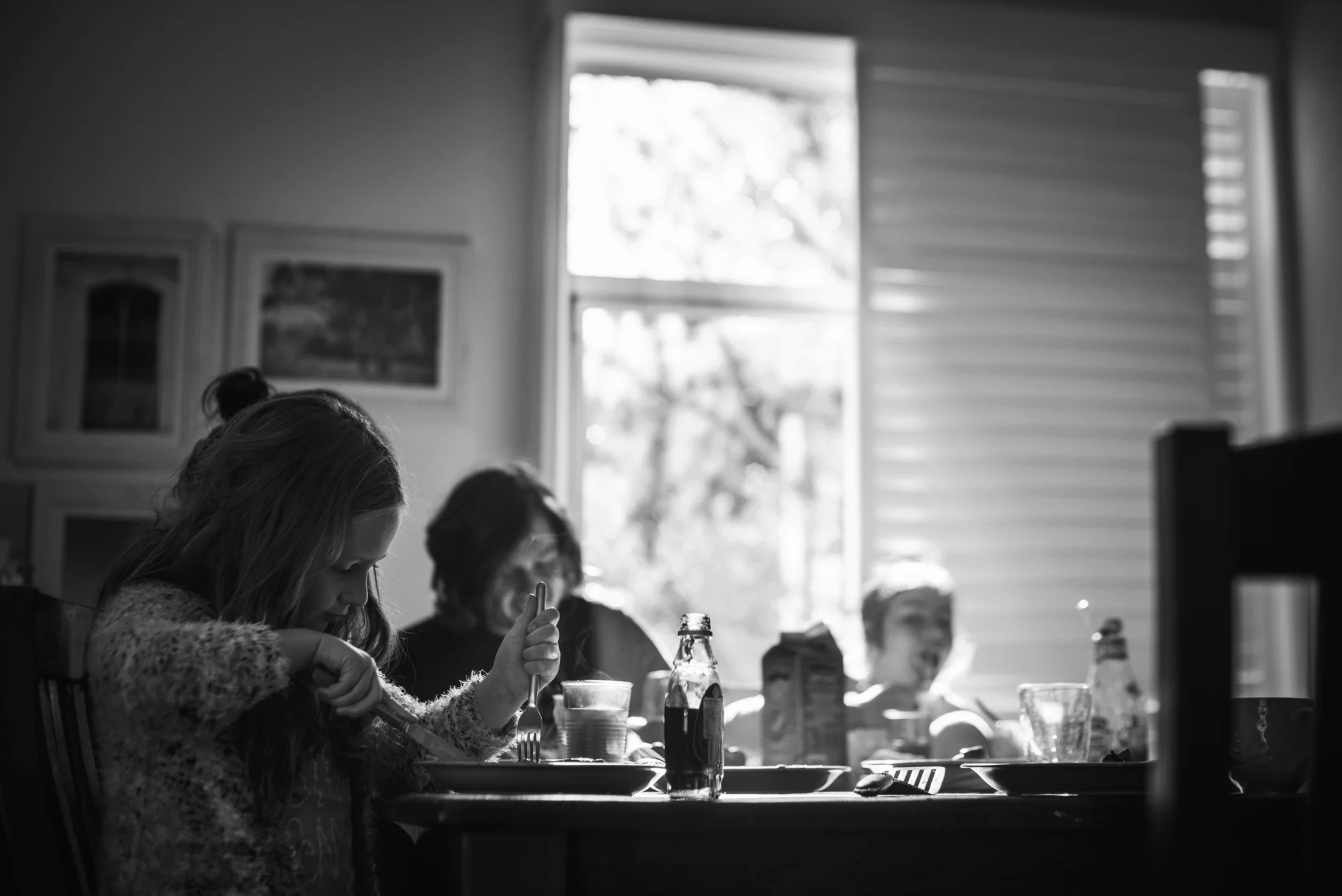 Lifestyle photography in Sydney. Family eating breakfast at kitchen table by Sydney photographer, Cindy Cavanagh