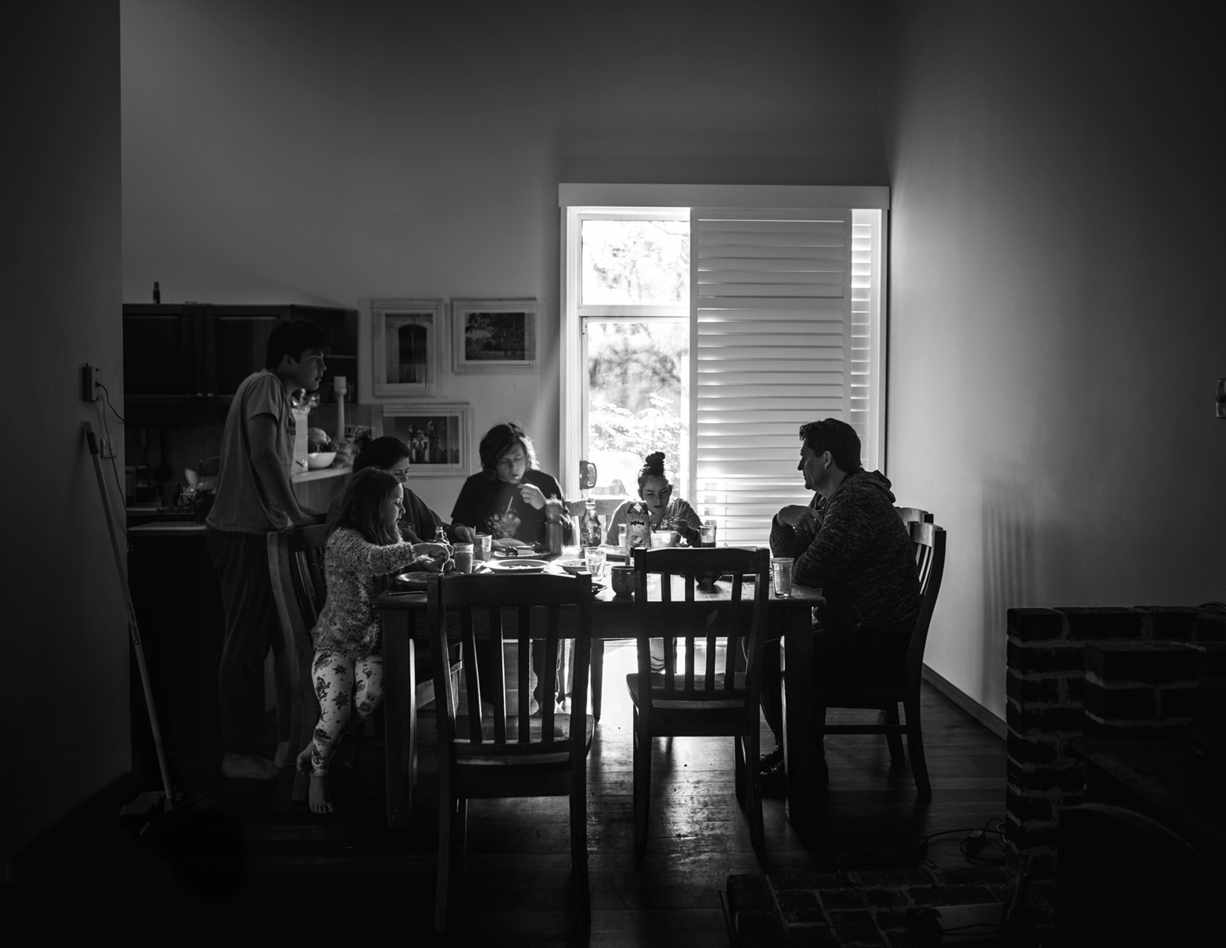 family eating breakfast at kitchen table by Sydney photographer, Cindy Cavanagh