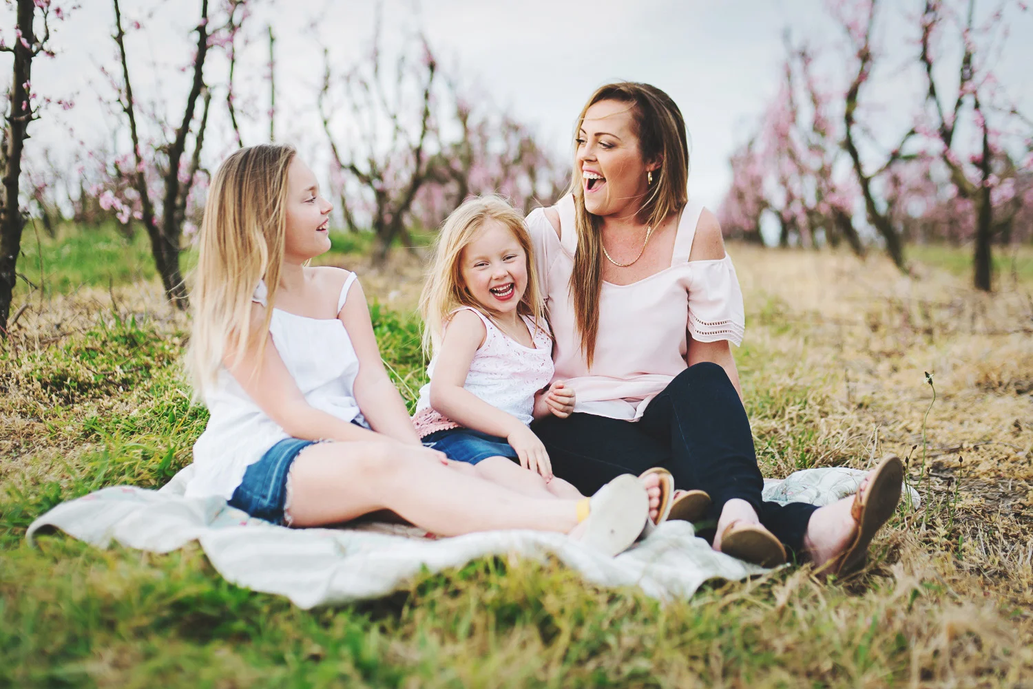 Beautiful motherhood portraits in Sydney by Cindy Cavanagh