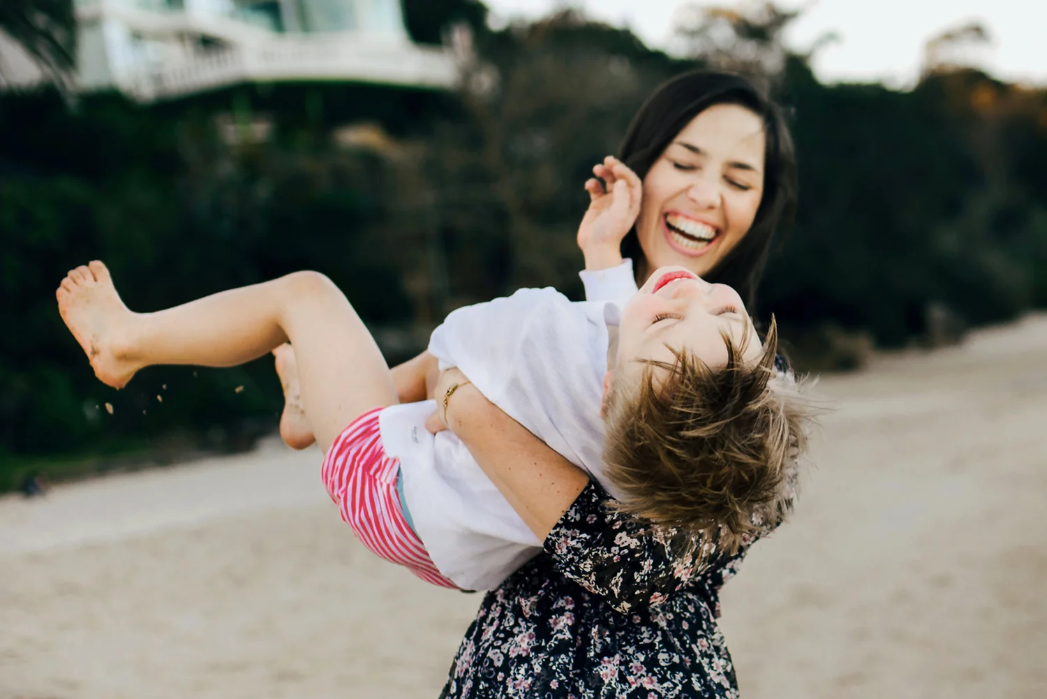 family-photographer-northern-beaches-sydney-playing-on-the-beach