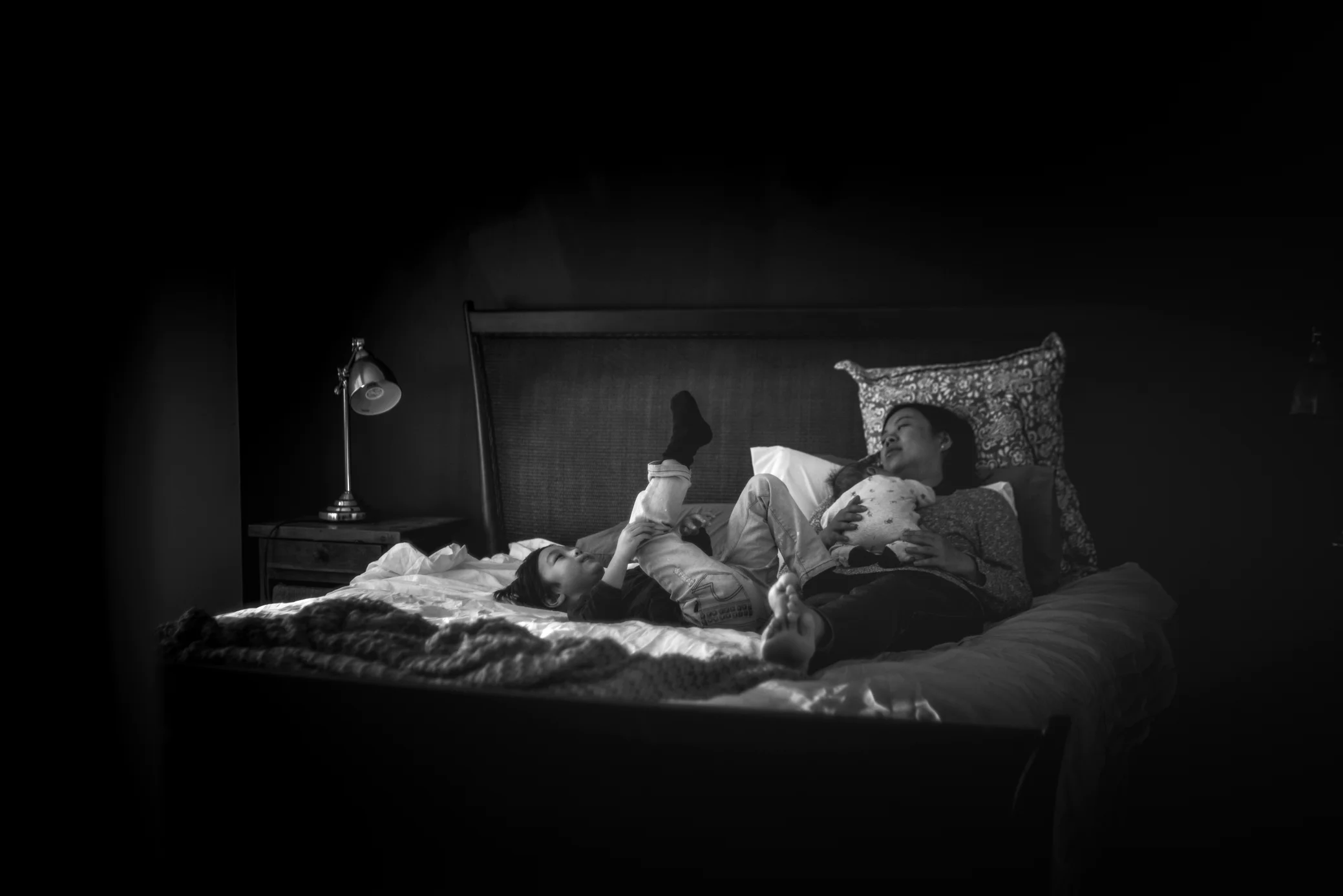Hills-district-baby-photos-a-family-enjoys-quiet-time-on-the-bed