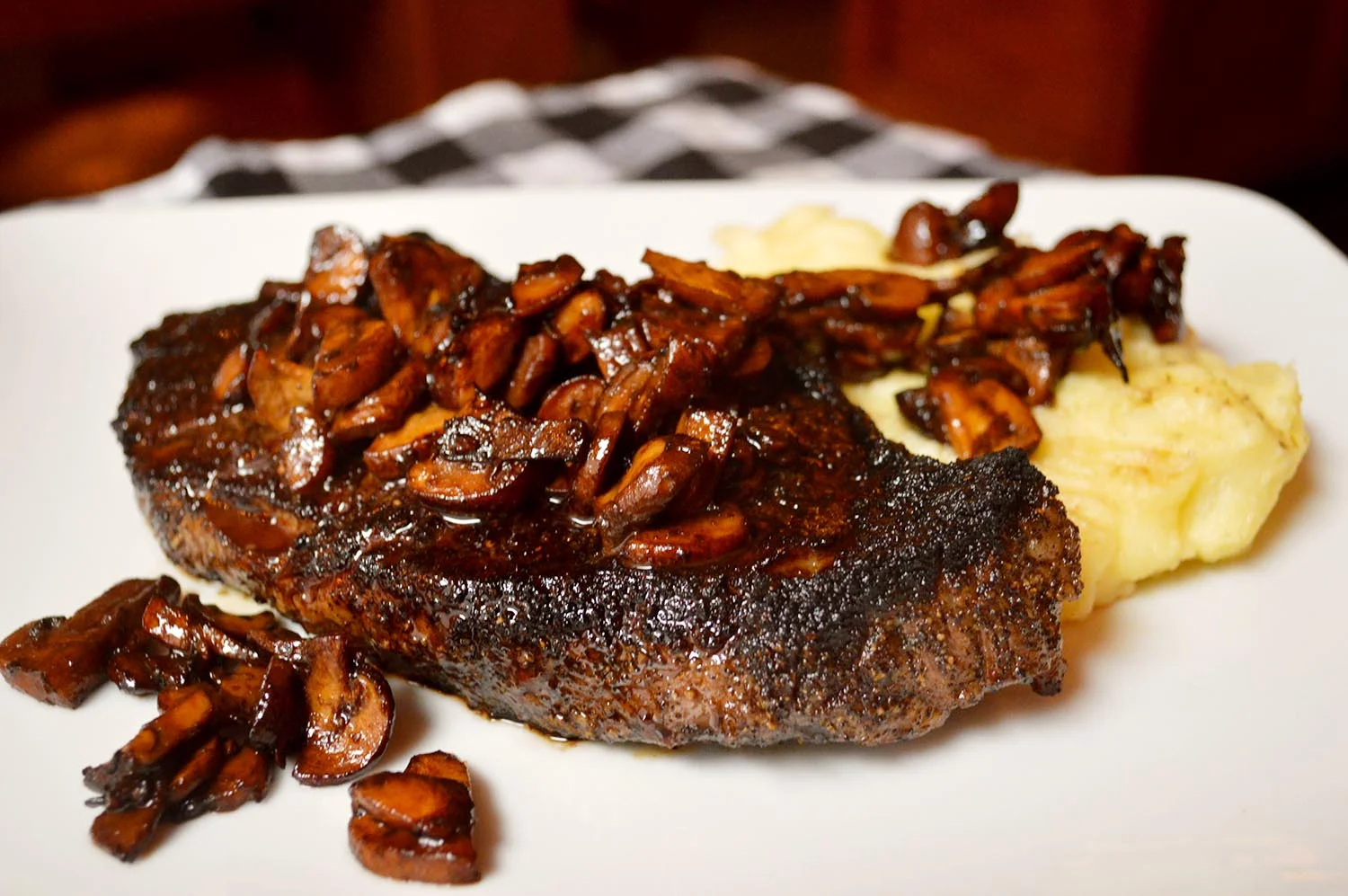 kac_food-expresso-shell-steak-mushrooms-mashed-potatoes-2-1500-meta.jpg