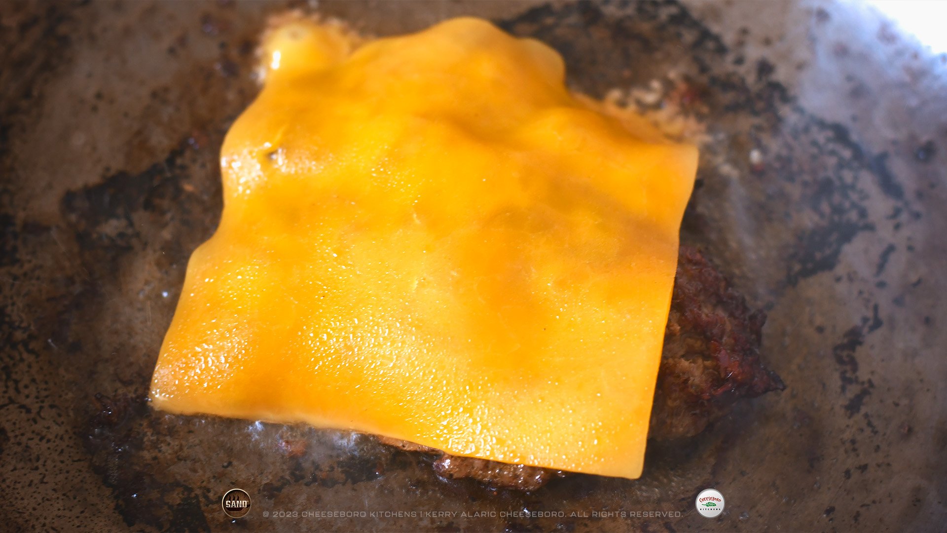 cheeskitch-230813-sand-beef-cheddar-smashburgers-cheese-topper-1-1920-hor.jpg