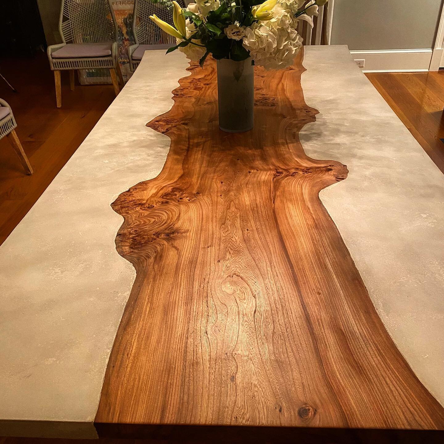 Burled elm and concrete dining table in its Nantucket home! #tbt #throwbackthursday #furniture #furnituredesign #design #interiordesign #table #diningroom #luxurydiningroom #luxurylife #artistsoninstagram #instagram #etsy #artisan #smallbusiness #woo