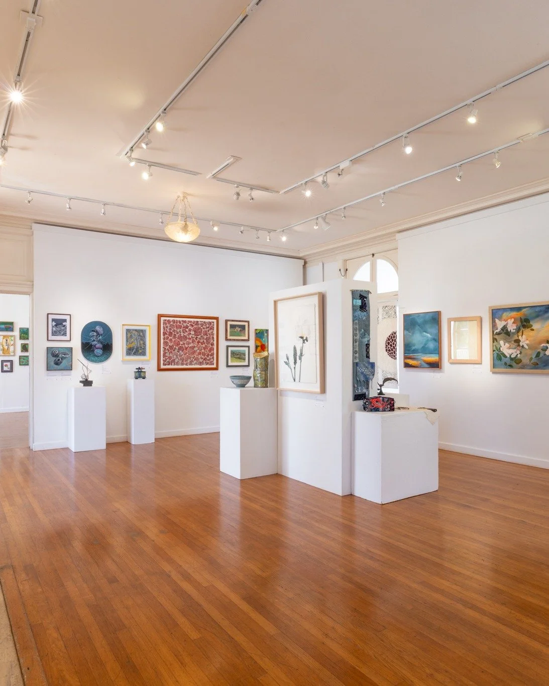What a beautiful evening celebrating the opening of the 22nd Annual Mālama Wao Akua Exhibition at Hui Noʻeau.

Mahalo to everyone who joined us to celebrate the artists, native species, and landscapes of Maui Nui. From the incredible artwork filling 