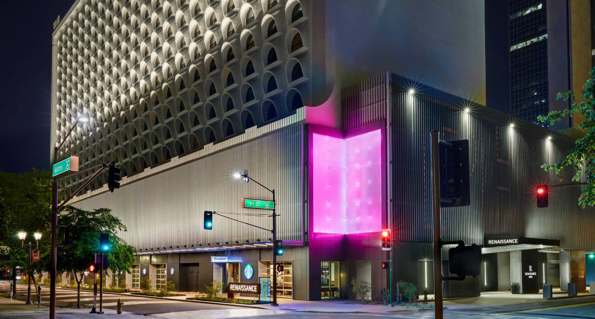 With a beautiful, visually enticing lobby, accessible directly from a light-rail car, the Renaissance Phoenix Downtown 's award-winning design is obvious from your very first moments. Stir in our stylish room, first-class service and a typically friendly Arizonan welcome, and it's a heady brew indeed. And when you feel the need to leave the hotel's splendor, our charming local Navigator Sylvie will be able to direct you to the very best Phoenix has to offer, including the historic Orpheum Theater and a buzzing downtown art scene, all just a stone's throw away.