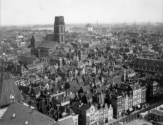 Zicht op de Laurenstoren in 1916