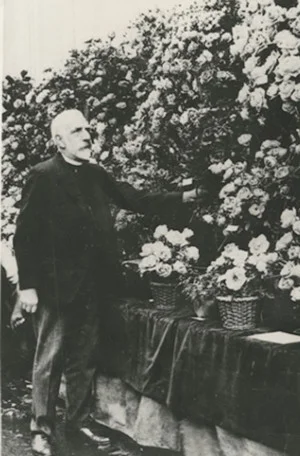 Joseph Pemberton at Rose stand national rose society