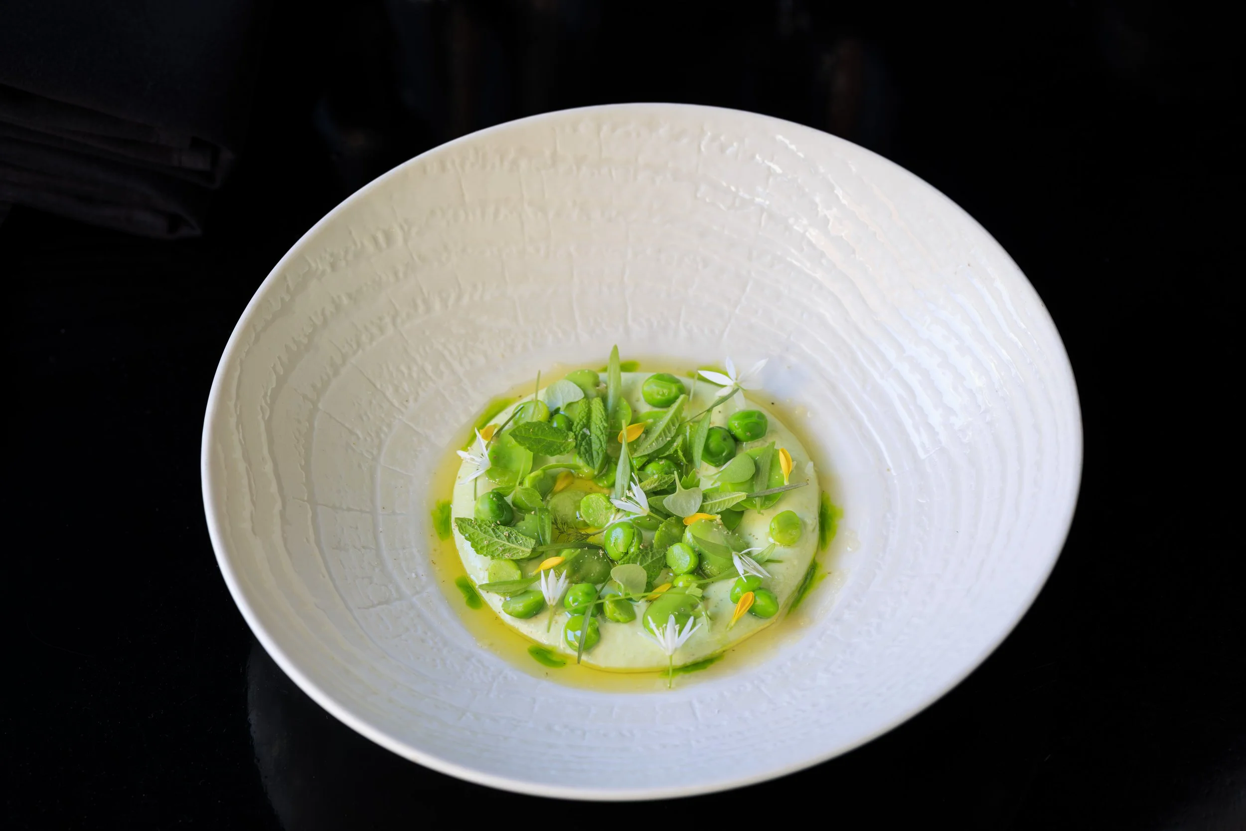 Jonge peulvruchten salade met kwark en munt