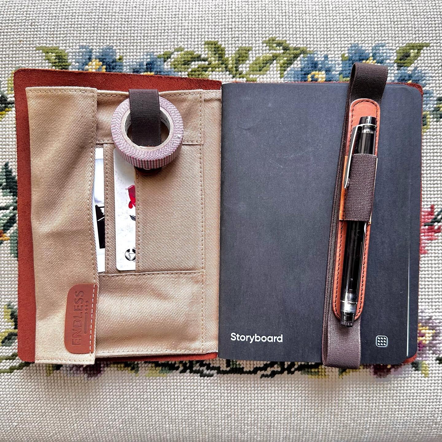 The @madebyendless Cotton Wallet arrived the other day! I&rsquo;m a sucker for these sorts of practical inserts for notebooks. The cotton fabric suites the simple style of the Explorer. 
⠀
While I love these and always get them whenever I can I never