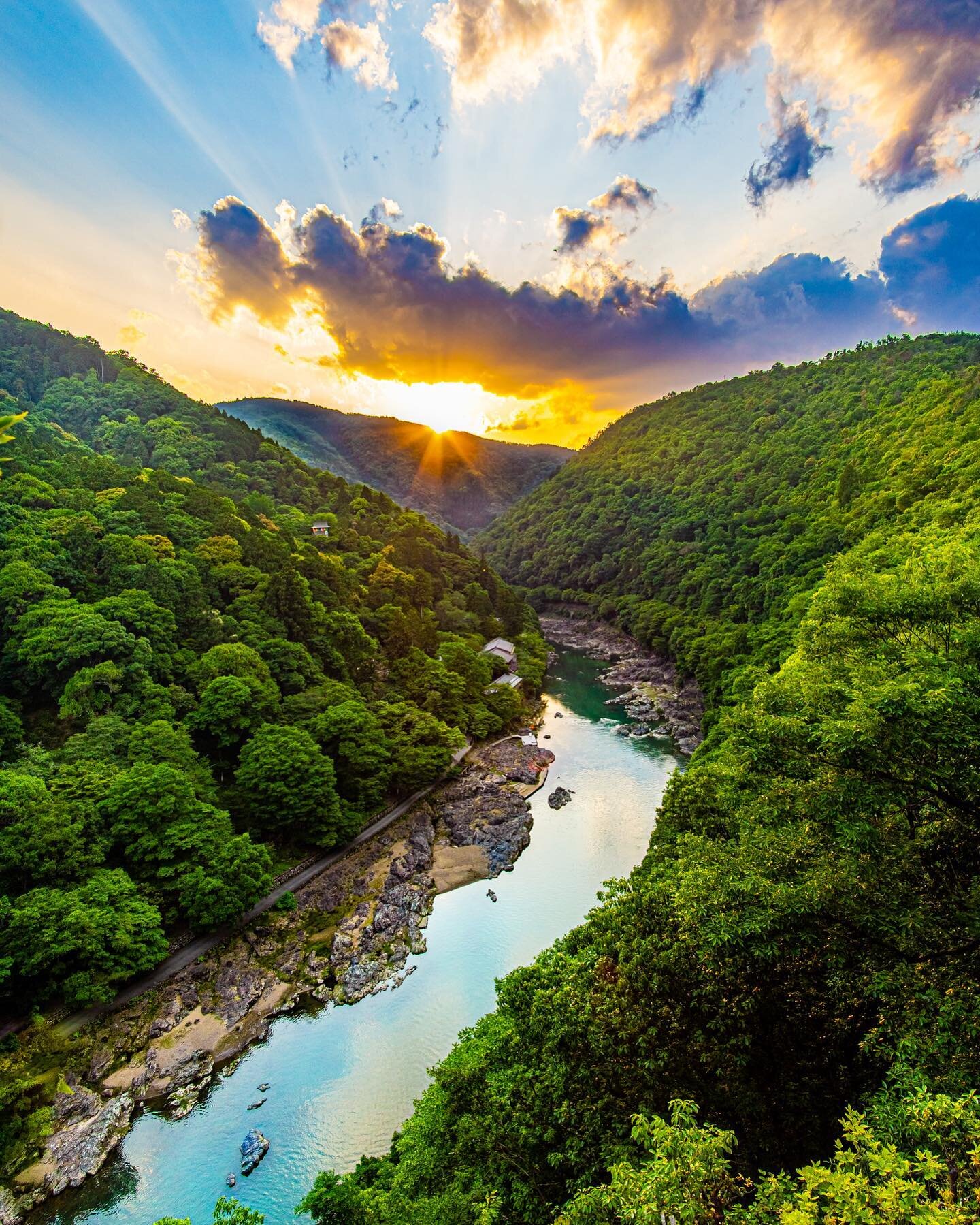 Last week I took the train down to Kyoto for the weekend and stumbled on a perfect sunset spot overlooking the river. It took a while, waiting for the sun to show from behind the clouds, but that time was super calm. Kyoto was beautiful. 🇯🇵🌿🌳🌊
&