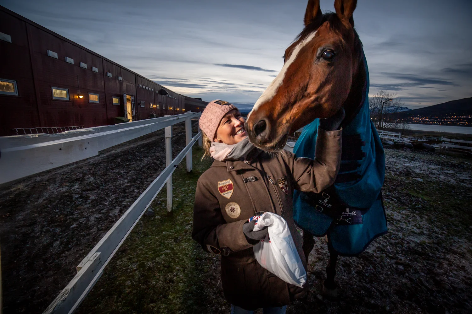 VEDLIKEHOLD: Tromsø Rideskole, her ved daglig leder i Tromsø Ryttersportklubb Veronica Isaksen, holder til på den gamle gården Sandnes. Der har de store utgifter på vedlikehold.