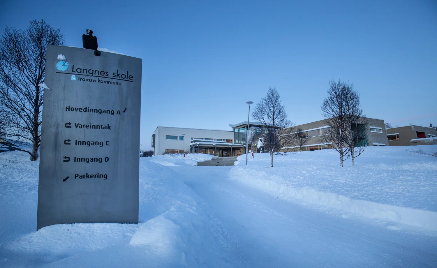 UNGDOMSSKOLE: Tett på Einerhagen ligger ungdomsskolen Langnes skole, der første kullet startet i 2004.