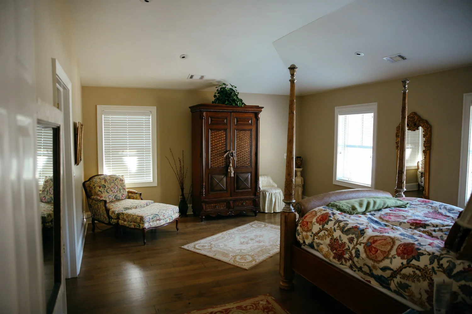 Equestrian-property-for-sale-main-house-bedroom
