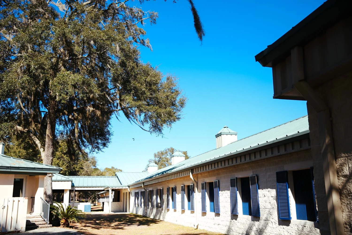 equestrian-property-for-sale-main-house-exterior-courtyard
