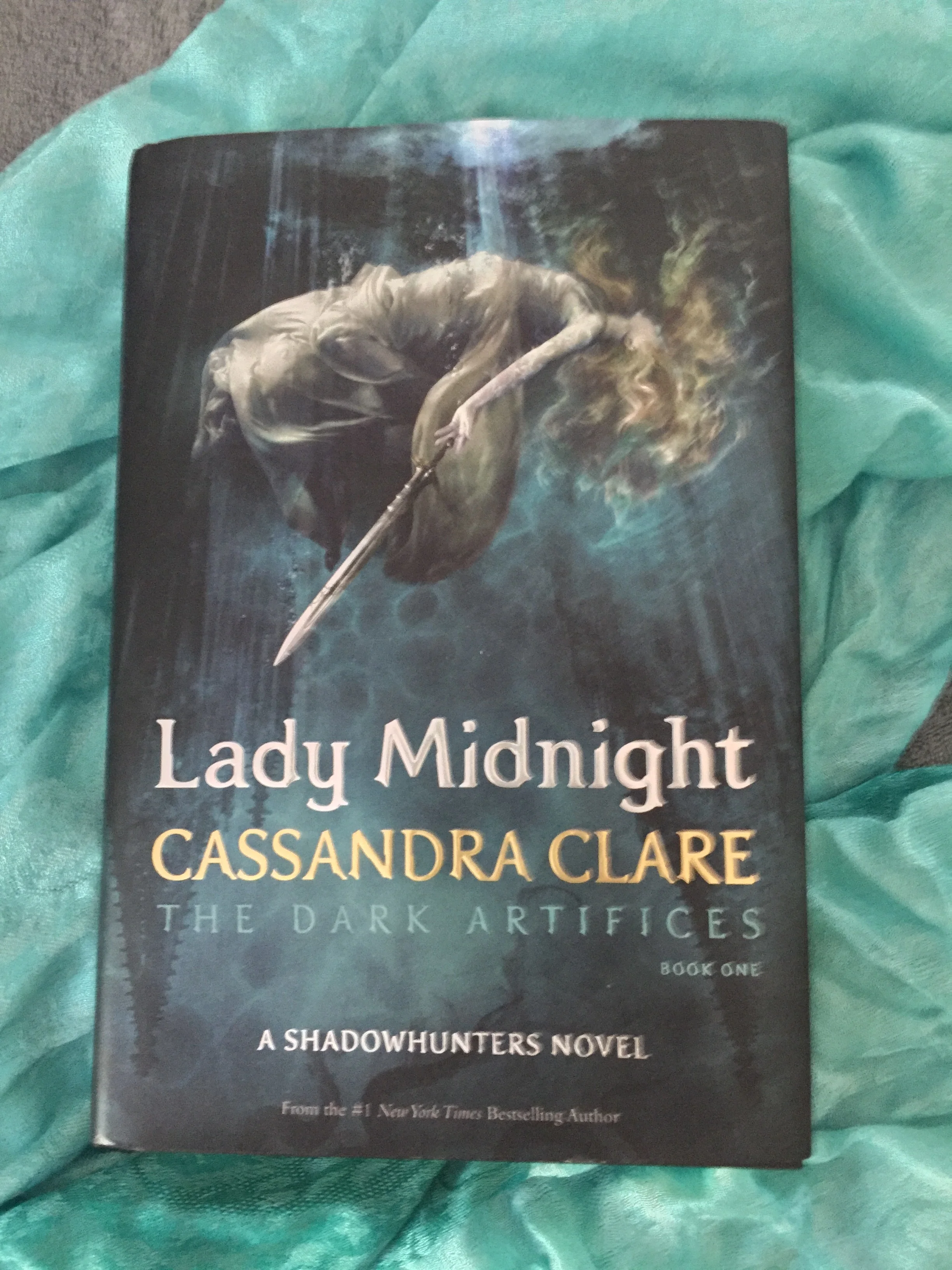 I adore all the covers to her books and this one is no different!