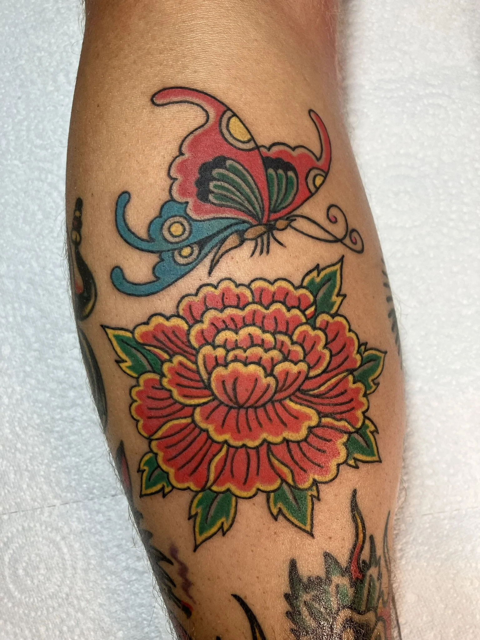 MikeMoneyz_TraditionalTattoo_ViennaElectricTattoo_peony_butterfly.jpeg