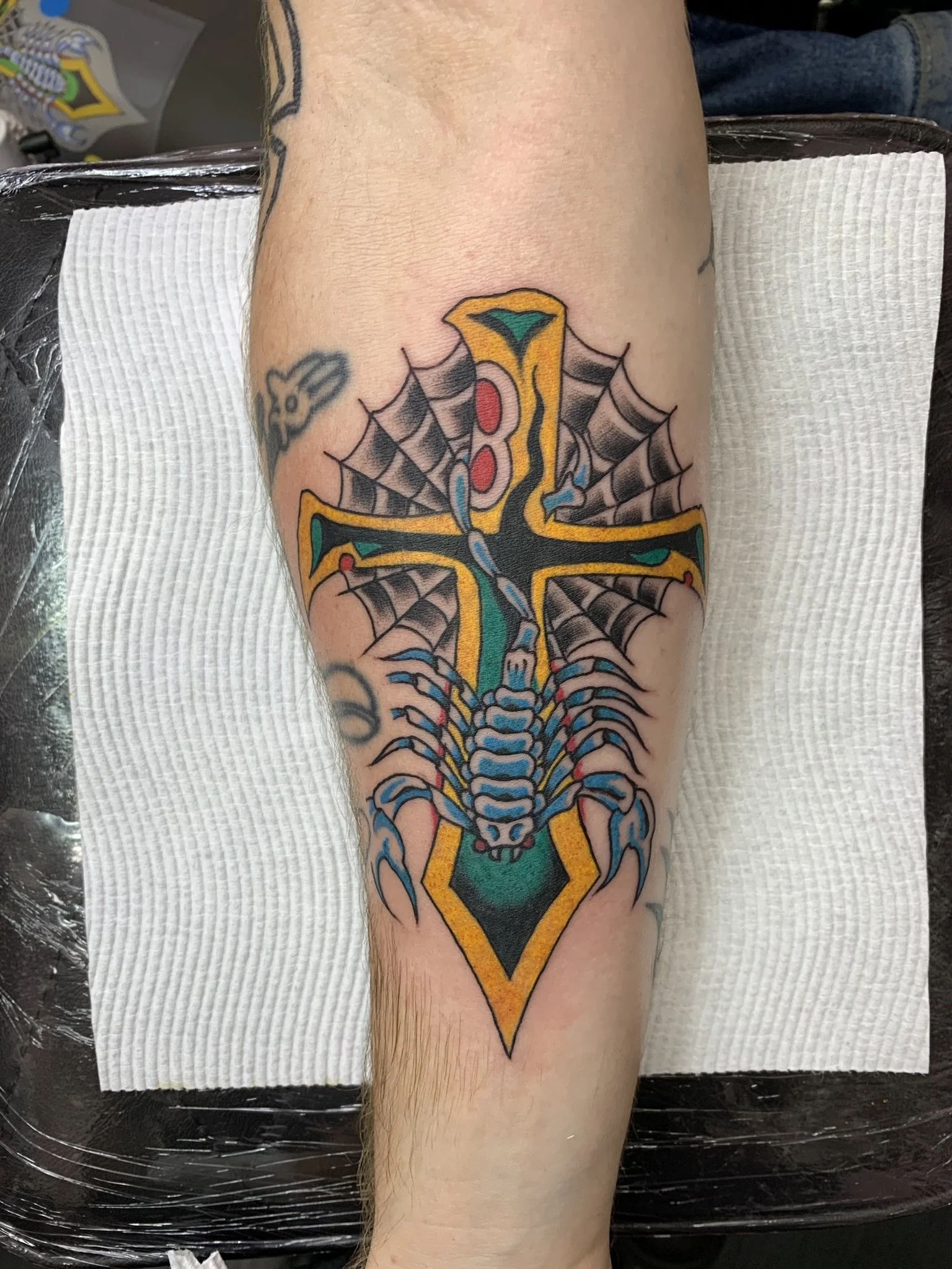 MikeMoneyz_TraditionalTattoo_ViennaElectricTattoo_cross_scorpio.jpeg