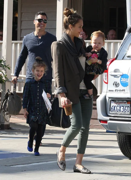 Jessica+Alba+Family+Out+Breakfast+West+Hollywood+GAFjBSajxQSl.jpg