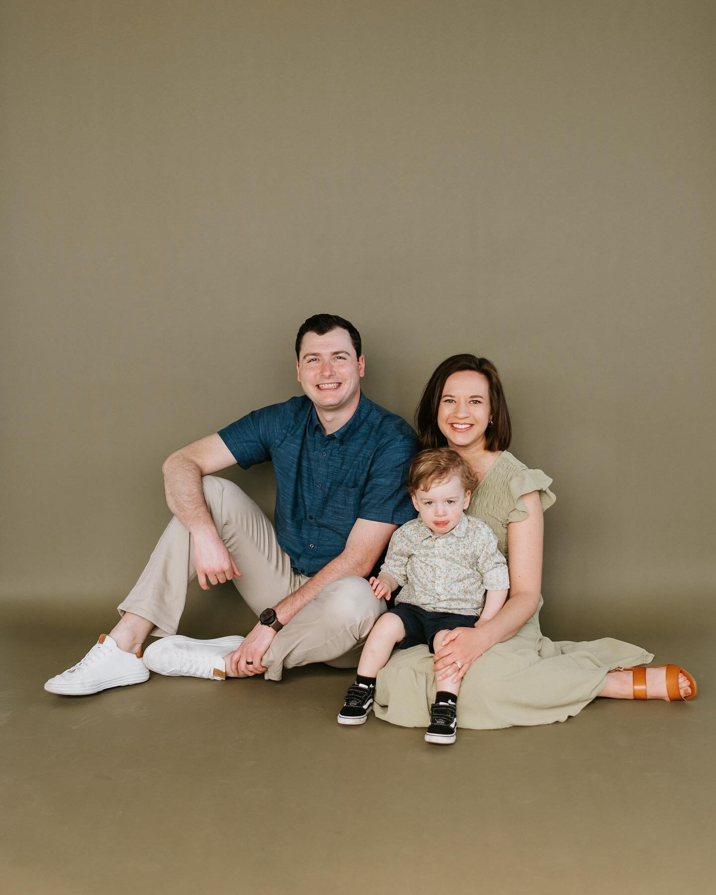 The @the_green_room_mke did not disappoint. ✨ Such a beautiful studio with the most yummy soft light and perfect colors. 

I even snuck in a few with my little fam. 🤗

This space will always be an option now for portrait sessions moving forward! Suc