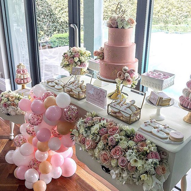 🌸🍡🎀💕💖Pretty in pink for all to see. This elegant dessert table for Lily&rsquo;s 1st birthday. What beautiful and style by talented @candybuffetsbydesign 
Styling, Floral Arrangements, Cake Florals &amp; Balloon Garland: @candybuffetsbydesign 
Sw