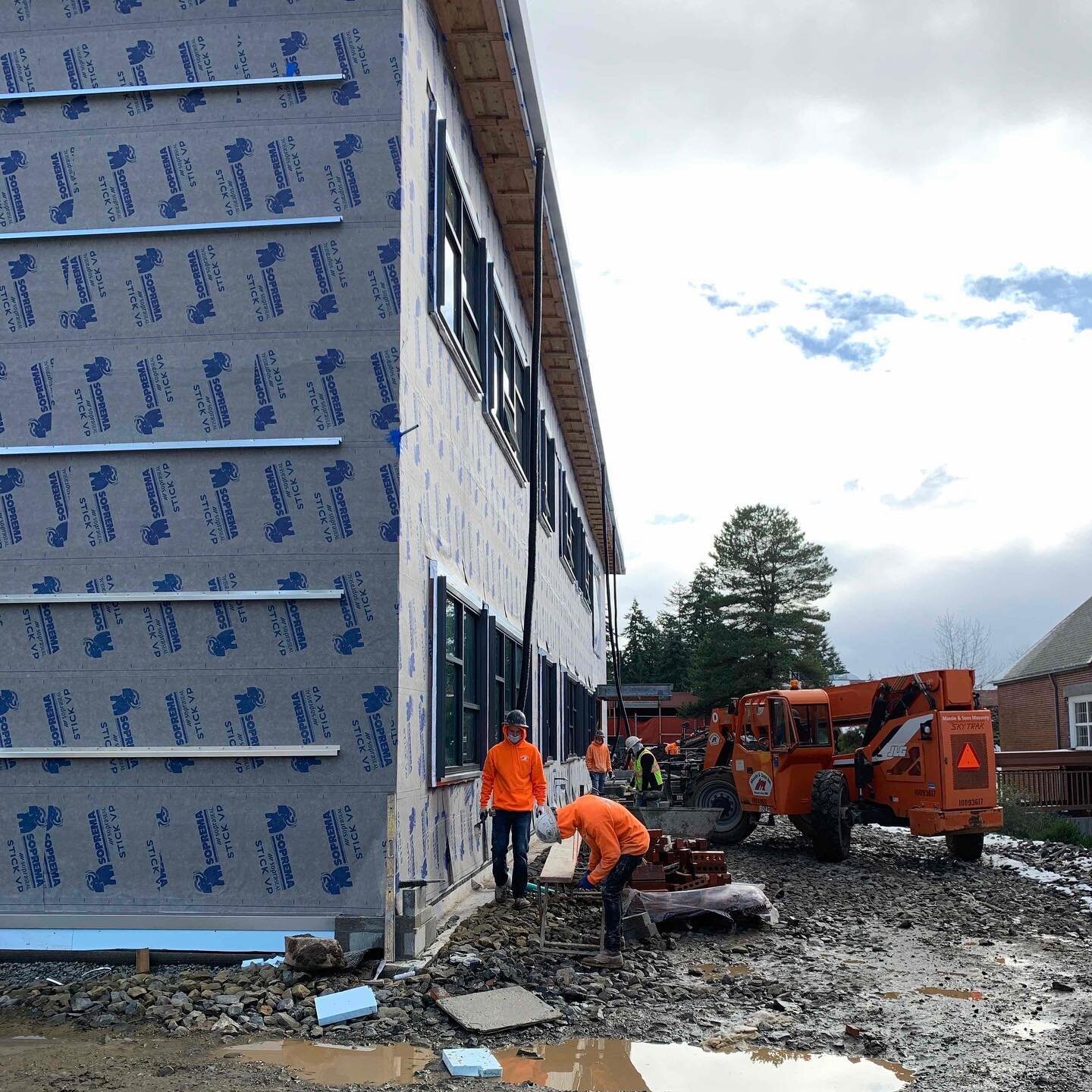 Kalama Middle School and our work on the old Elementary school building converting it into an Athletic Center. Great progress team! Happy Friday to you all. #Emerick #EmerickConstruction @kalamaschools #ESD112 #blrbarchitects @tedsteph02 @derickbaugh