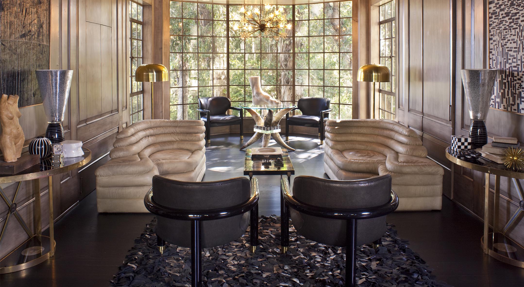 Kelly Wearstler is the Queen of Maximalism and she brilliantly plays with the scale of pieces to create a flawless composition