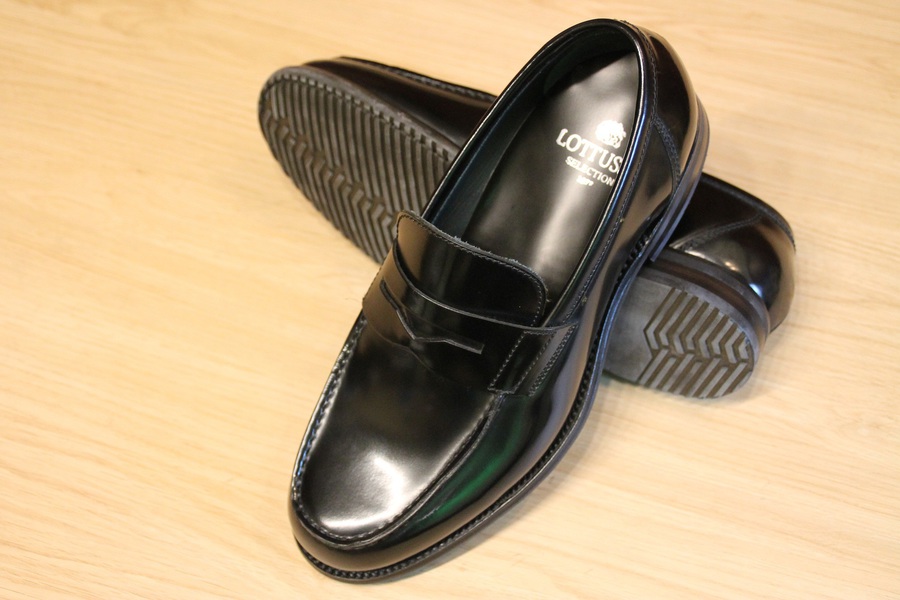 5623.LOTTUSSE Zapato mocas/ín con borlas;Piel de m/áxima Calidad,Color Negro.