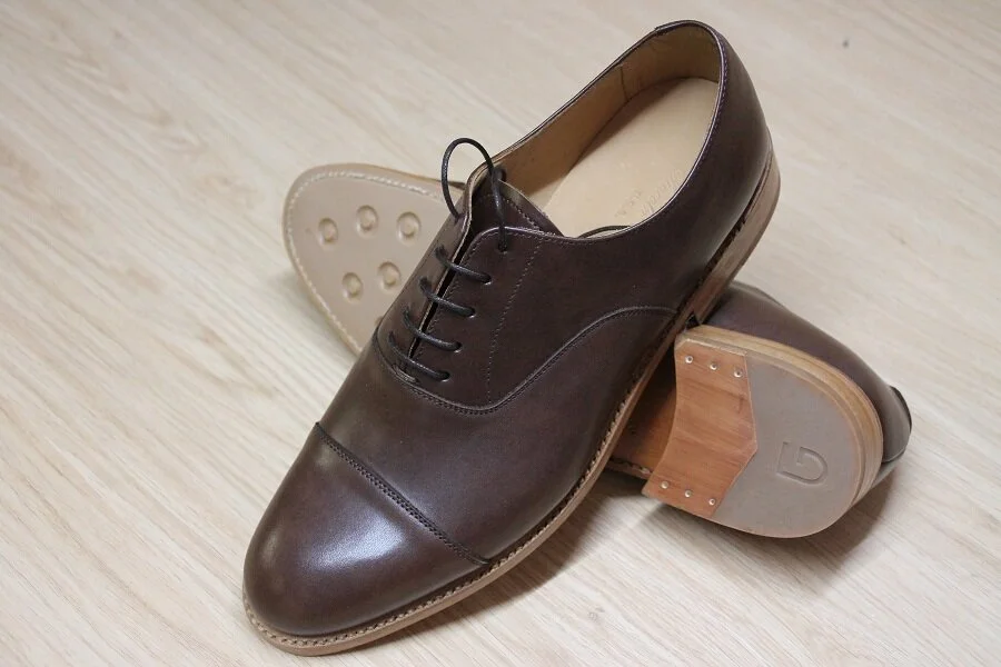  REF: 6095. LINCOLN PARK USA.   Zapato de cordones estilo oxford, piel de becerro  de máxima calidad, color marrón, forro completo de piel,piso combinado de  de cuero y goma, plantilla de piel, estilo de zapato más elegante para cualquier ocasión, co