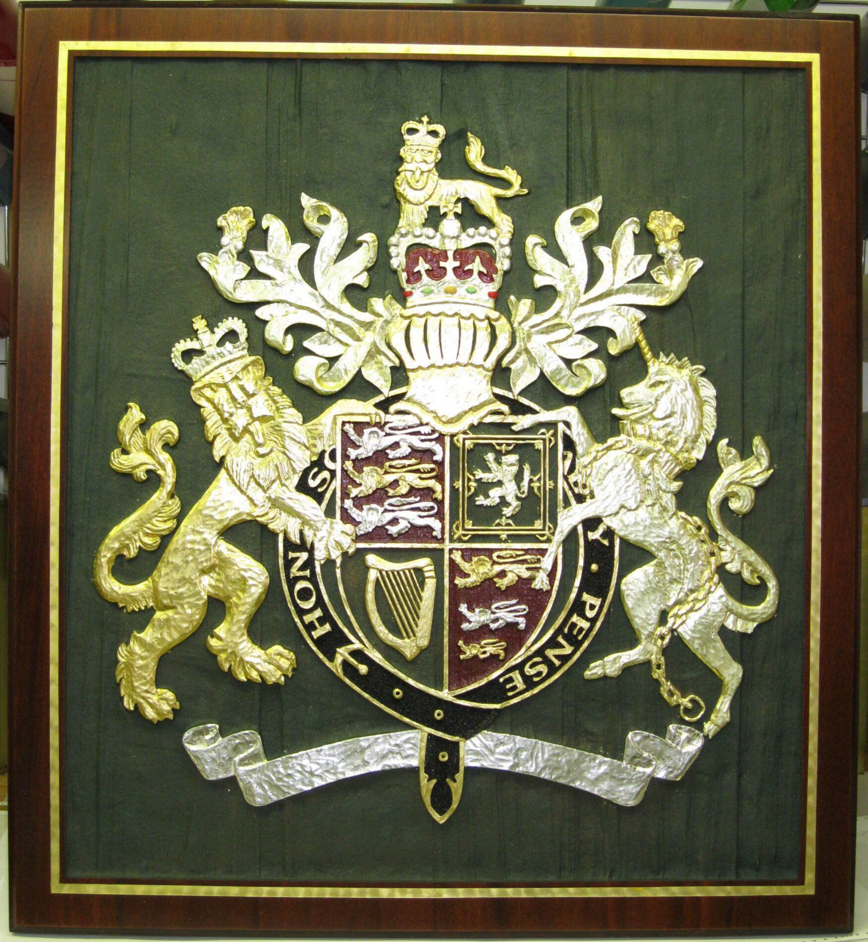  Bas relief sculpting of a coat of arms, gilded and painted. 