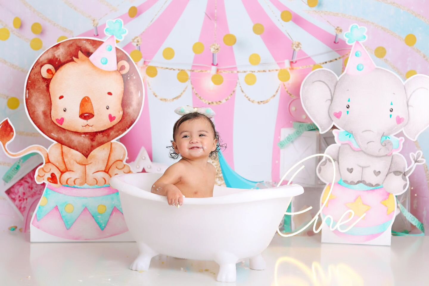 Depending on your package, your little one can enjoy a bubble bath with their session! #houstoncakesmashphotographer #houstontx
#cakesmash #photooftheday #baytownphotographer
#houstonphotographer #channelviewphotographer
#clearlakephotographer #deerp