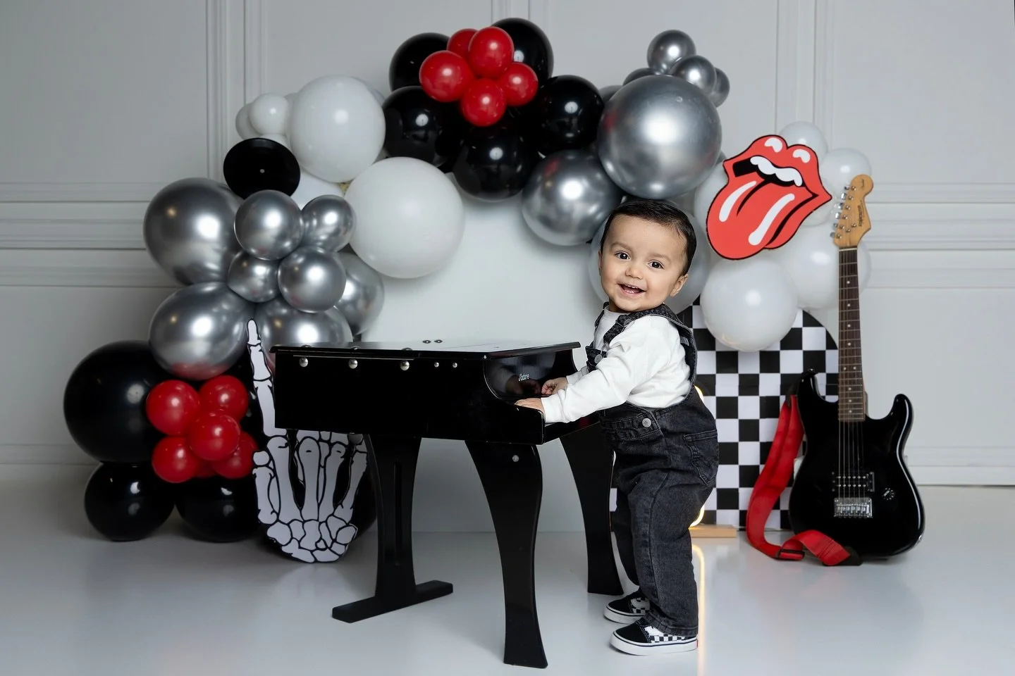 Happy 1st Birthday, Leo! 🎸⚡️🥁 #imaginelaurenphotography #photooftheday #houstoncakesmashphotographer #houstonphotographer