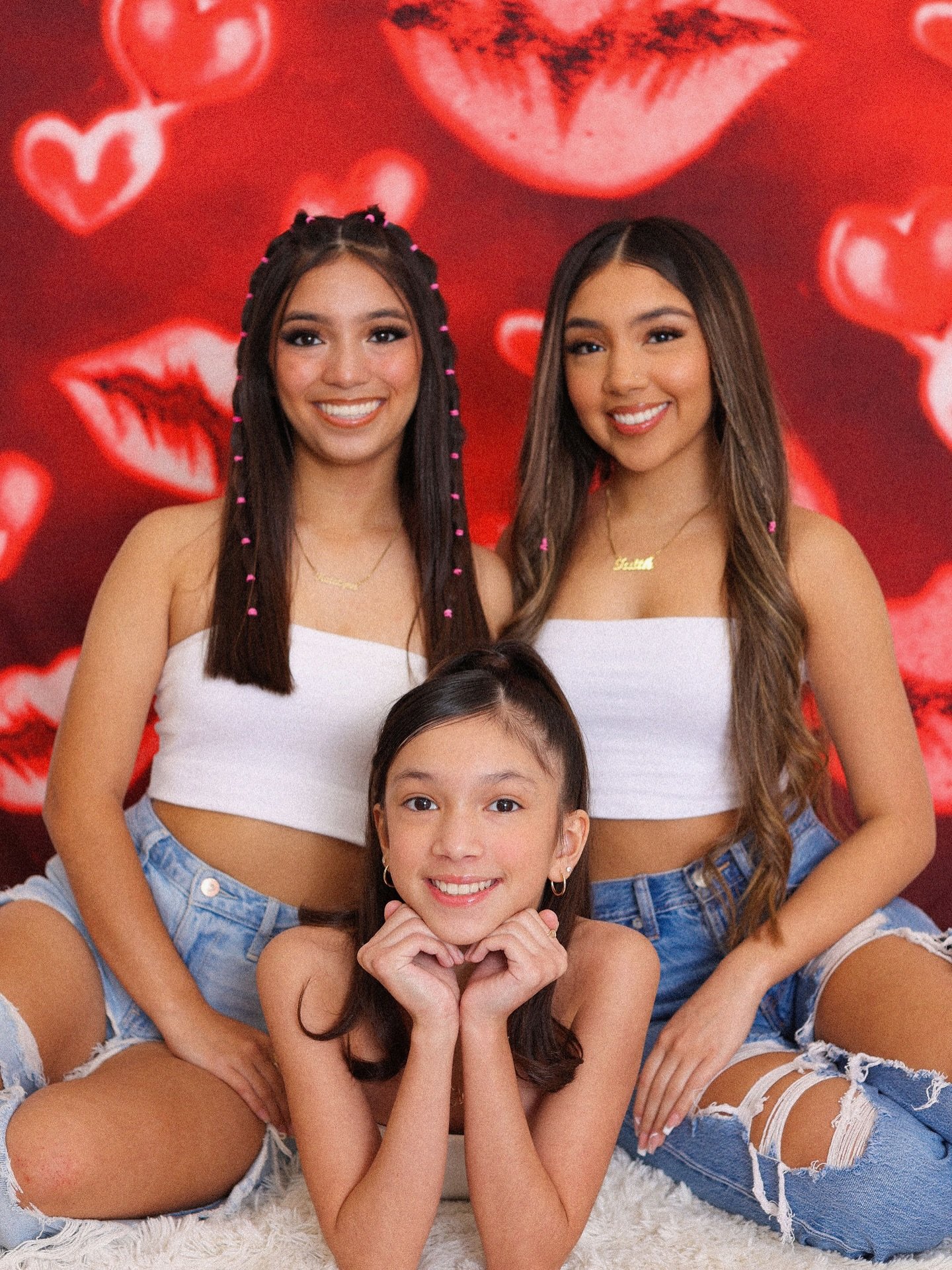 Get your Throwback photos TODAY ONLY from 3-5 pm, walk ins only! No appointment needed! Visit with our small business besties and enjoy some valentine goodies! 🥰💌