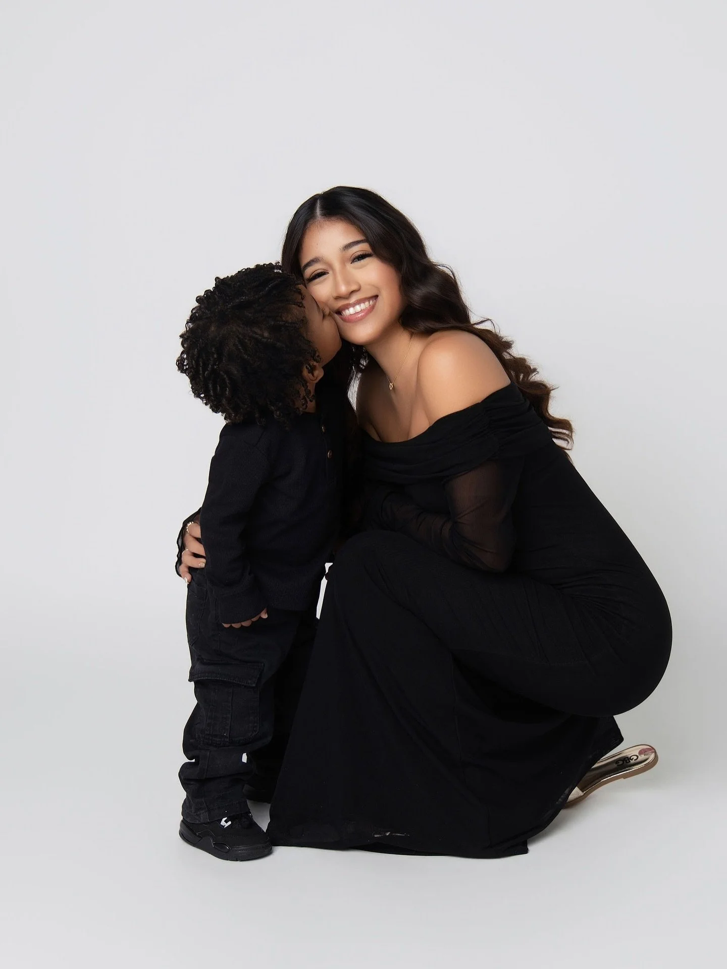 Mark your calendars for March 1st &mdash; because these are the moments you&rsquo;ll want to freeze forever.
A simple white backdrop.
Your favorite people.
Real smiles, tight hugs, belly laughs, and the in-between magic that makes your family yours.
