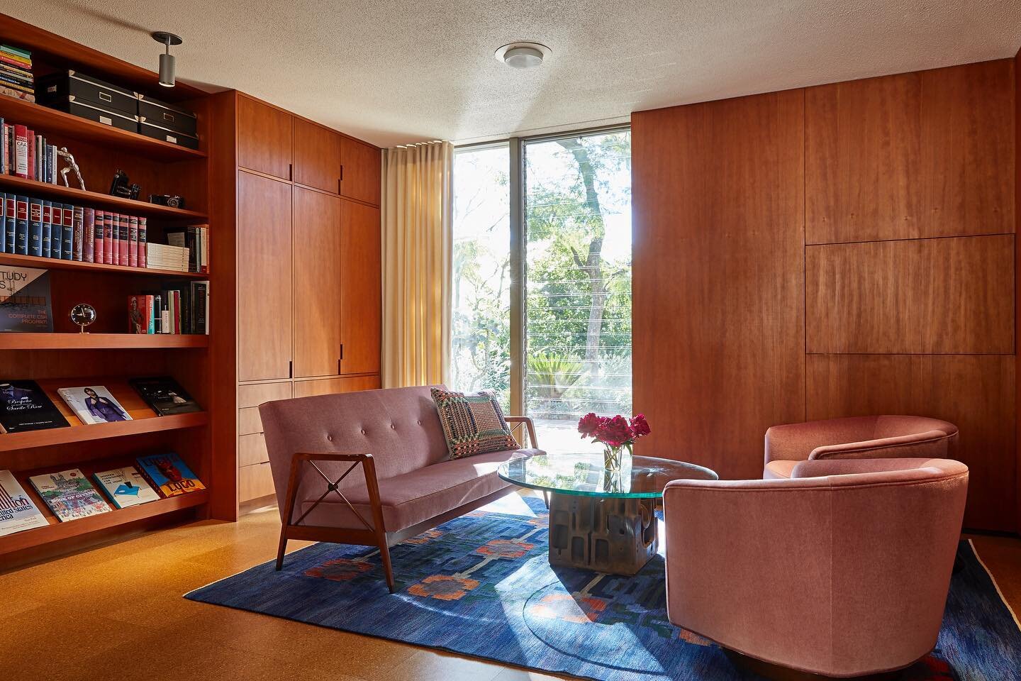 #midcenturymodern
&bull;
&bull;
&bull;
Cabinetry and Millwork by @gtconstruction
&bull;
&bull;
&bull;
&bull;
&bull;
&bull;
#gtc #losangelescontractor #designbuild #contractor #homebuilder #customhomes #homedecor #designers #architects #homes  #interi