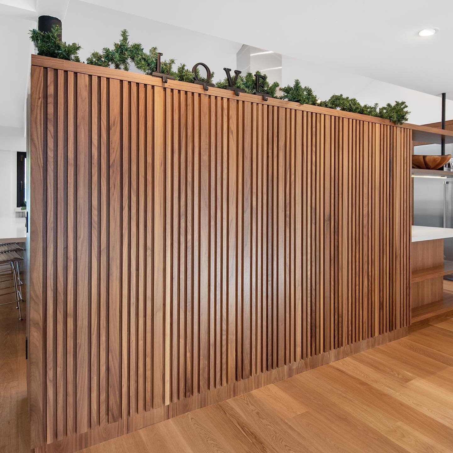 Ribbed walnut feature wall at our #encinoproject we are seeing this detail used more often in new homes and remodels today. How many like this detail? 
&bull;
&bull;
&bull;
&bull;
&bull;
Build | @gtconstruction
Design &amp; Architecture | @saint_arch