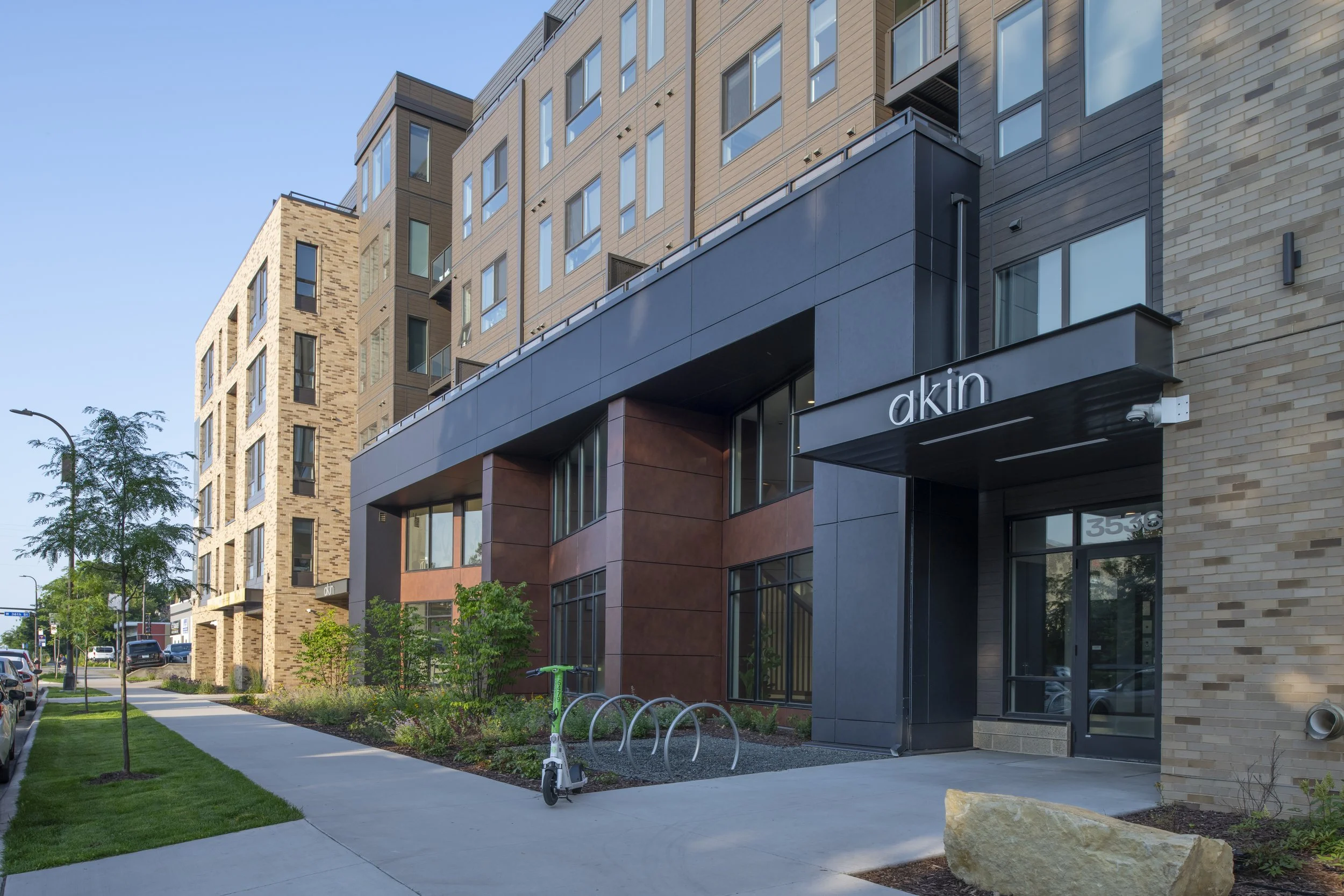 Akin-ext-1605.jpg