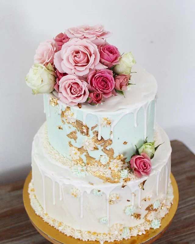 Something old, something new. ✨
.
.
.
#weddingcakes #floralcake #satx #sanantonio #pastryart #igsanantonio #safoodie #safood #safoodpics #sanantoniotx #feedfeed #f52grams #fromscratch #roses #nothingisordinary #eater #buzzfeedfood #210 #mint #dessert