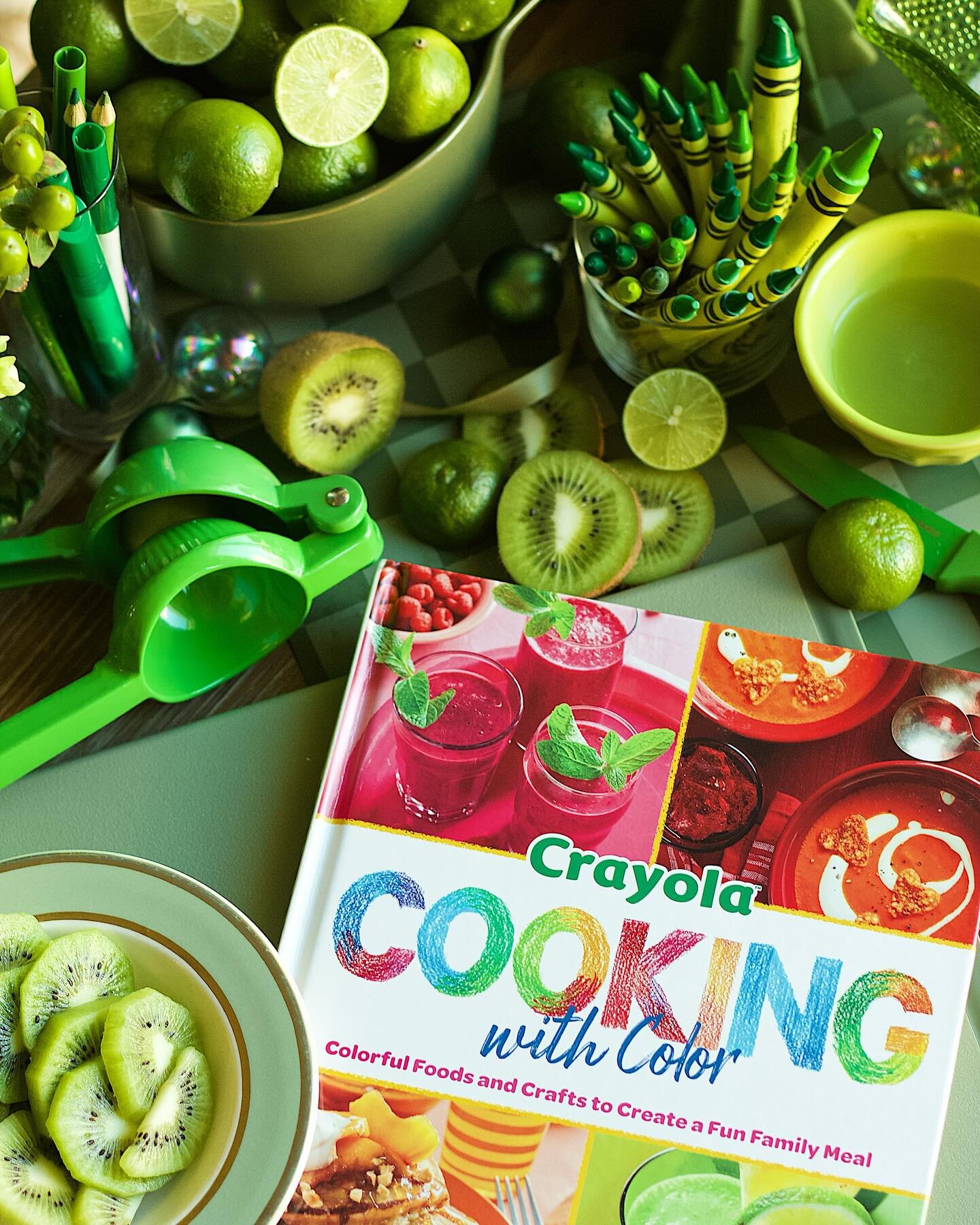 Happy Christmas Eve! Did you know winter is citrus season? December is the prime harvest time for delicious juicy limes! I followed an easy recipe from @crayola&rsquo;s new cookbook Cooking with Color for a dessert for my holiday tea party. These kiw