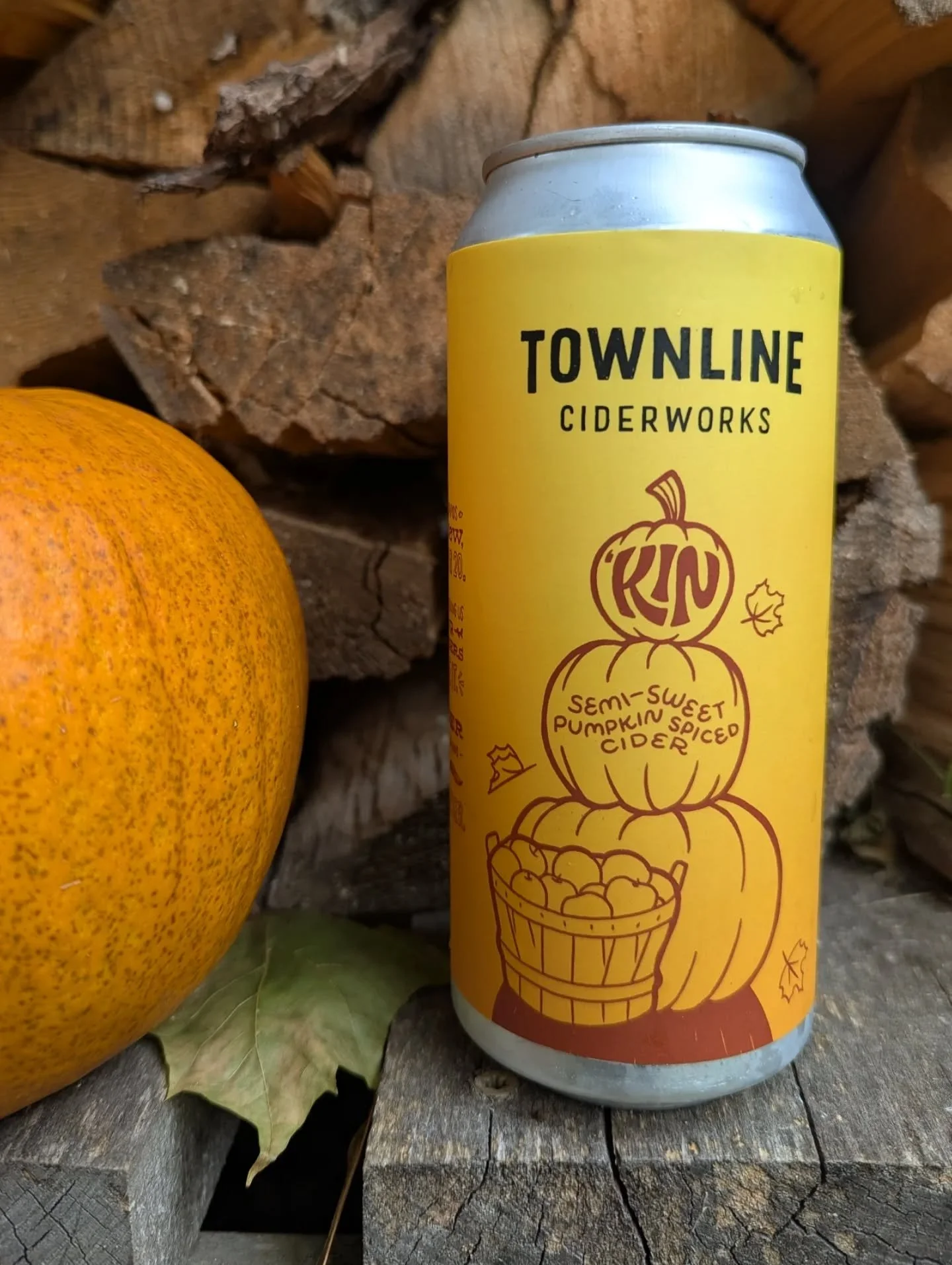 Happy Halloween 🎃 
Here's a little pumpkin cider label I did for @townlineciderworks