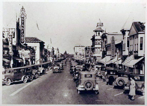 University Avenue street scene, early 1930s.jpg